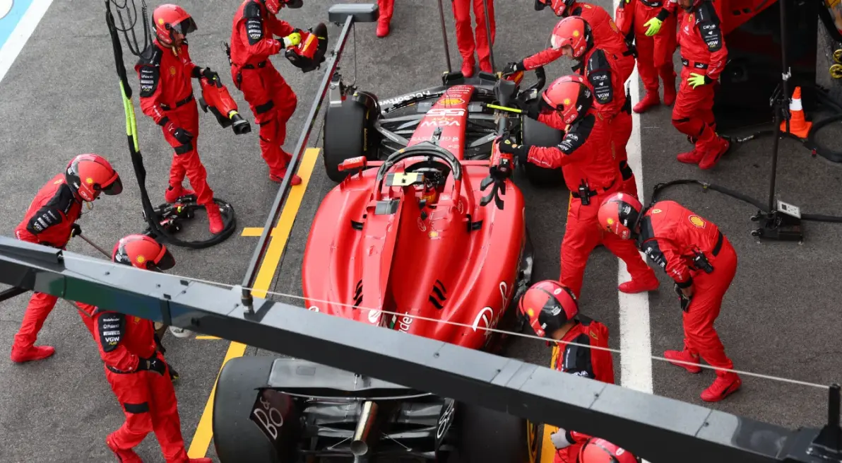 法拉利碾压梅赛德斯，拉塞尔扛起全队