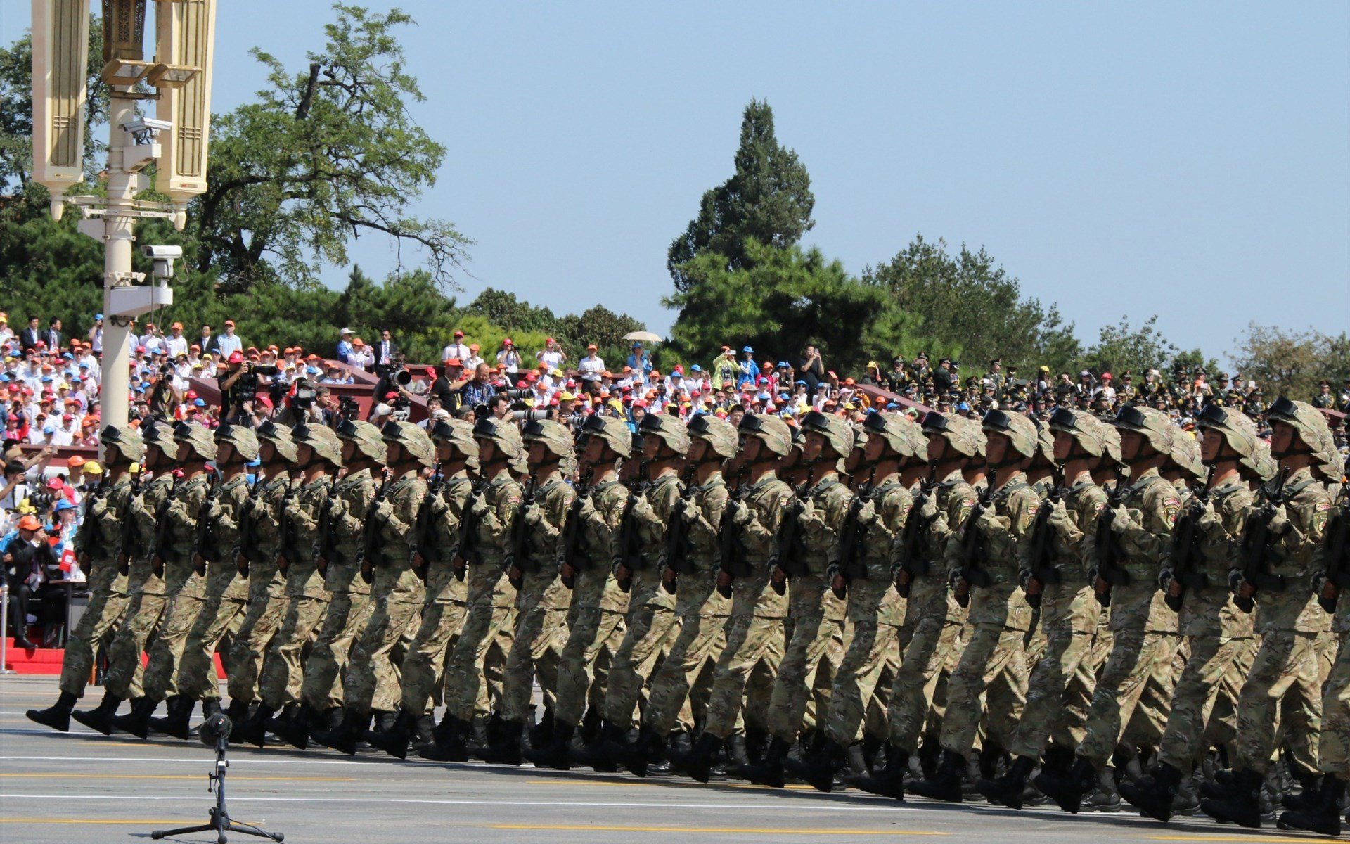 赛道烽火与绿茵风雷,当F1决战日遭遇地缘强压